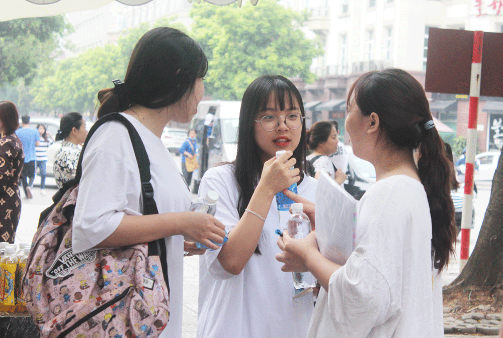 ha noi thi sinh viet don xin nghi thi vi sot cao phai nhap vien cap cuu