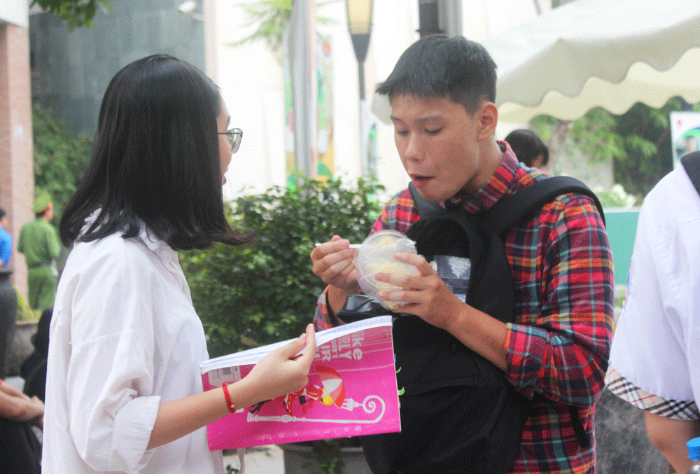 ha noi thi sinh viet don xin nghi thi vi sot cao phai nhap vien cap cuu