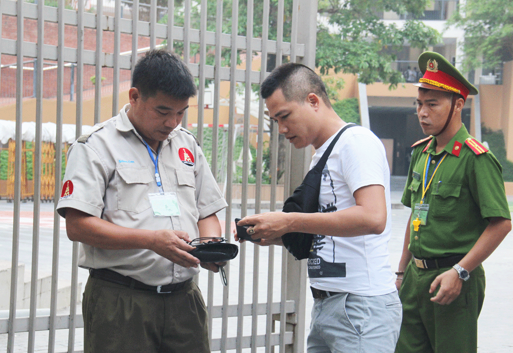 ha noi thi sinh viet don xin nghi thi vi sot cao phai nhap vien cap cuu