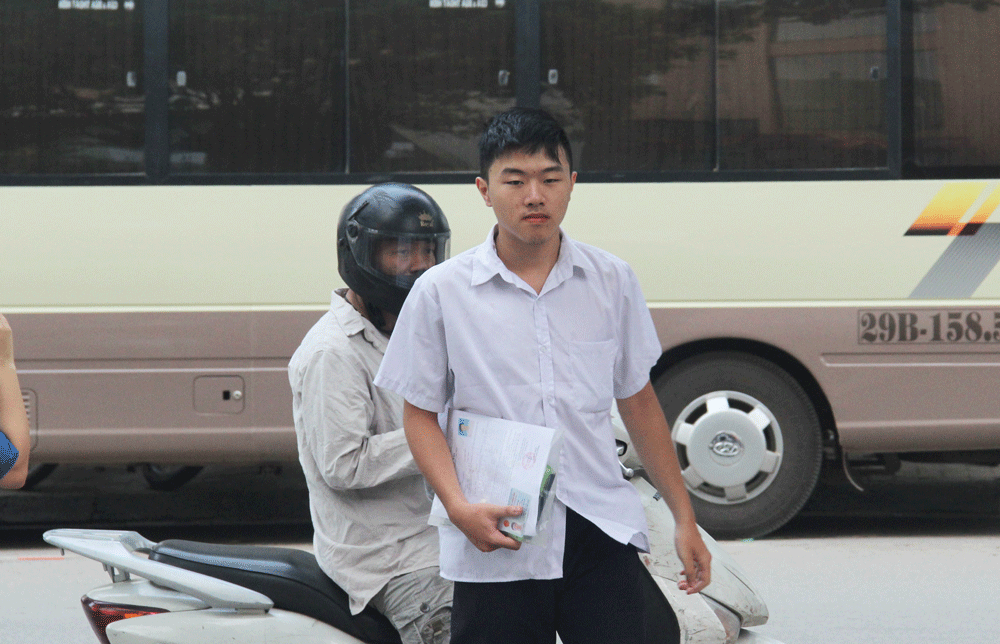 ha noi thi sinh viet don xin nghi thi vi sot cao phai nhap vien cap cuu