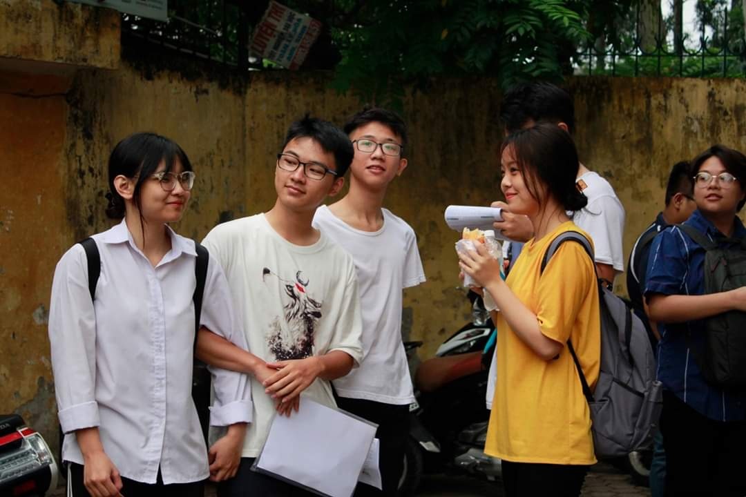 ha noi thi sinh viet don xin nghi thi vi sot cao phai nhap vien cap cuu