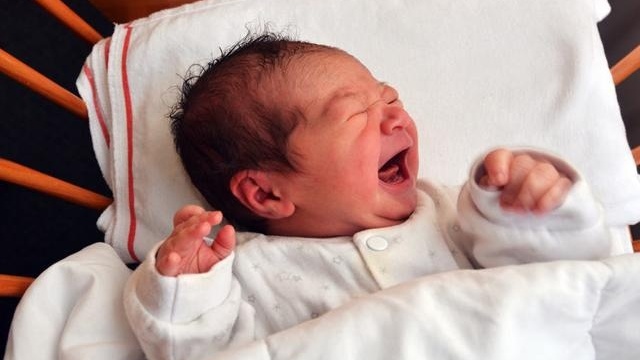 Bé sơ sinh suýt chết vì bị đẻ rơi, bà mẹ 20 tuổi vẫn bặt vô âm tín