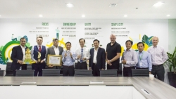 fe credit nhan giai thuong nha lanh dao xuat sac tu hiep hoi dich vu khach hang chau a thai binh duong