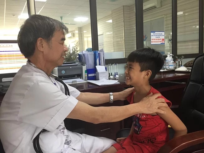 ngu trong dieu hoa lanh be trai 8 tuoi bi liet co mat