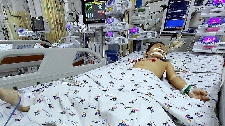 Rơi từ tầng 12 xuống đất, bé trai 5 tuổi thoát chết kì diệu