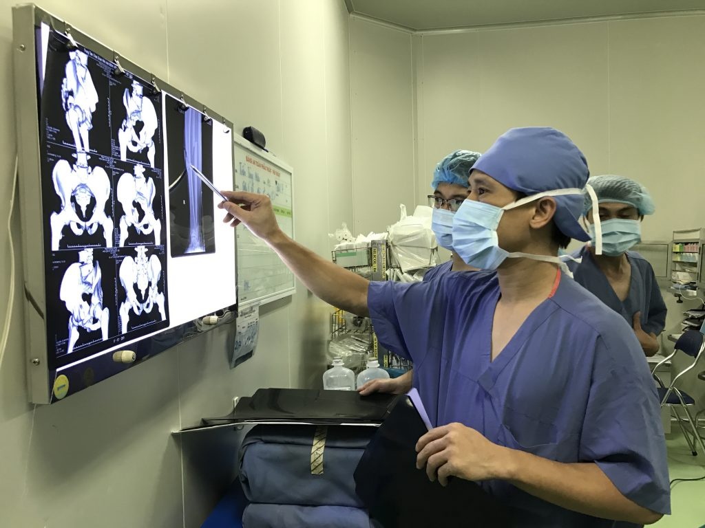 ha noi nguoi dan ong gay cung luc 11 xuong suon vi tai nan giao thong