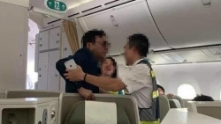 Đề xuất cấm bay với khách thương gia say xỉn, sàm sỡ cô gái trên máy bay