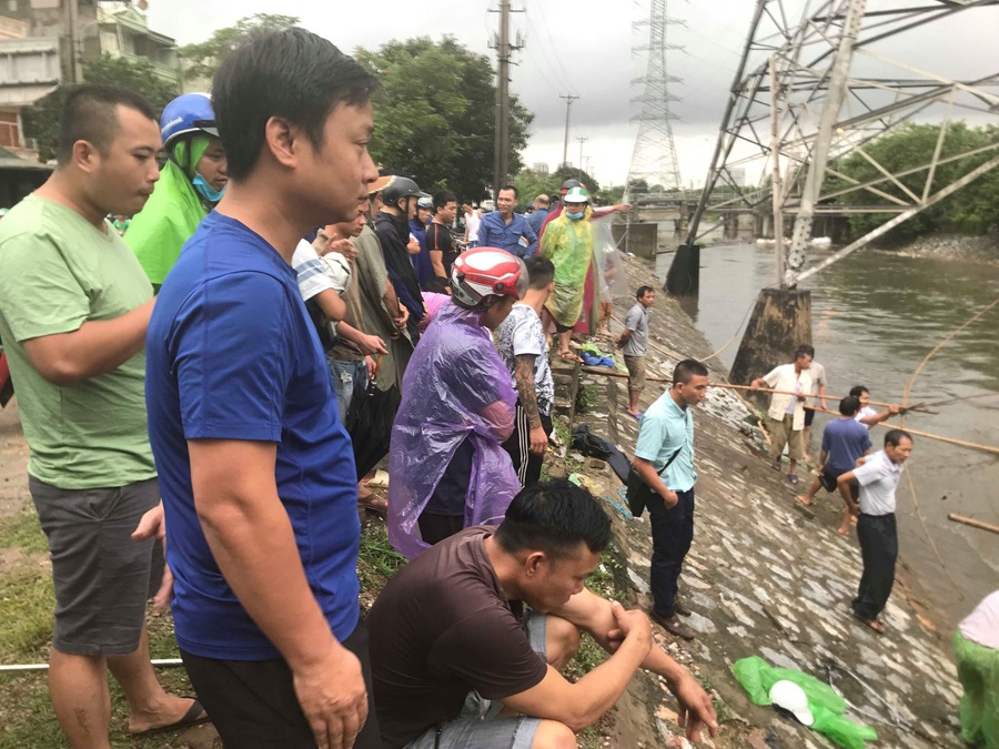 Dân Hà Nội bắt cá ở sông Kim Ngưu sau bão số 3 dan ha noi no nuc bat ca o song kim nguu sau bao so 3