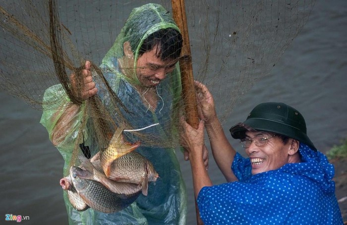 Dân Hà Nội bắt cá ở sông Kim Ngưu sau bão số 3 dan ha noi no nuc bat ca o song kim nguu sau bao so 3