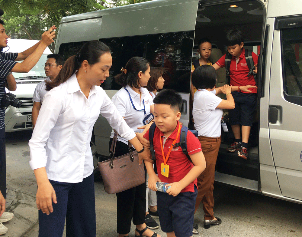 truong gateway hoc sinh lop 1 tung lac vi tu mo duong xuong xe dua don