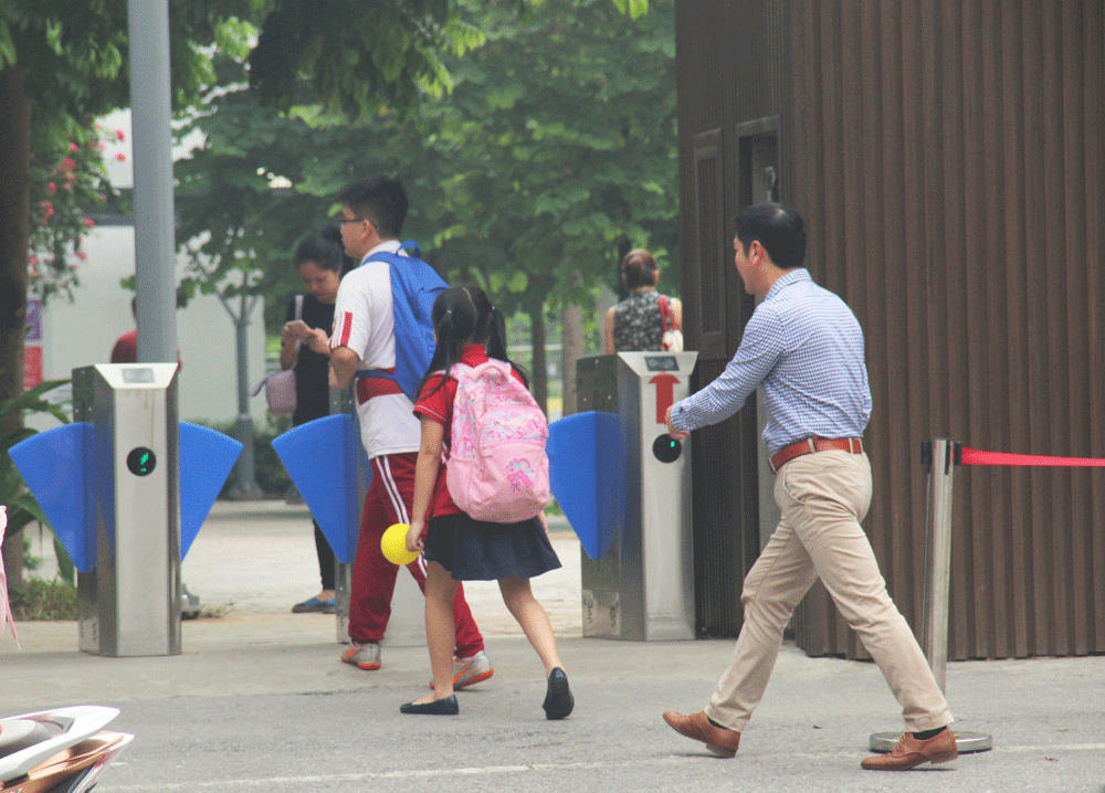 truong gateway hoc sinh lop 1 tung lac vi tu mo duong xuong xe dua don