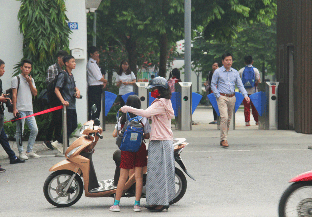 truong gateway hoc sinh lop 1 tung lac vi tu mo duong xuong xe dua don