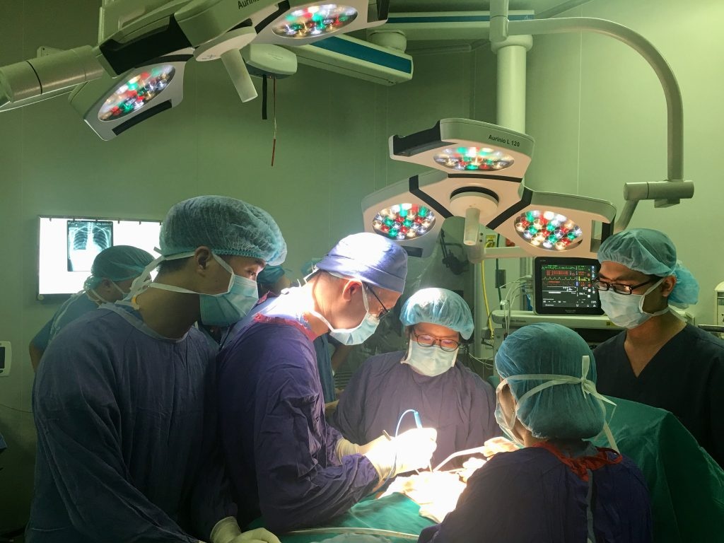 nguc sung to nhu trai bom sap no sau nang nguc lam dep