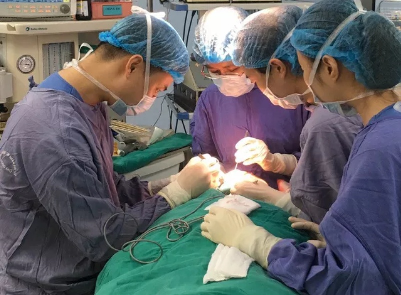 mau thuan nguoi dan ong bi ban 50 vien dan hoa cai vao mat