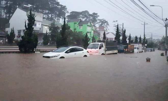 lu lut sat lo dat o tay nguyen khien 10 nguoi chet 5000 nguoi di doi khan cap