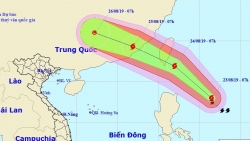 Bão Bailu tăng tốc, giật cấp 12 sắp vào Biển Đông