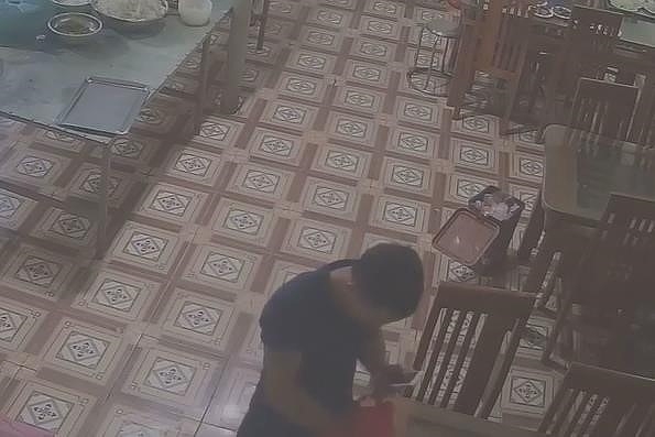 hoa binh truy tim khan cap nghi pham tat axit nu phu bep bong mat mu mat