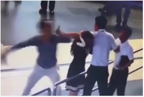 hang loat vu viec hanh khach gay roi voi nhan vien hang khong