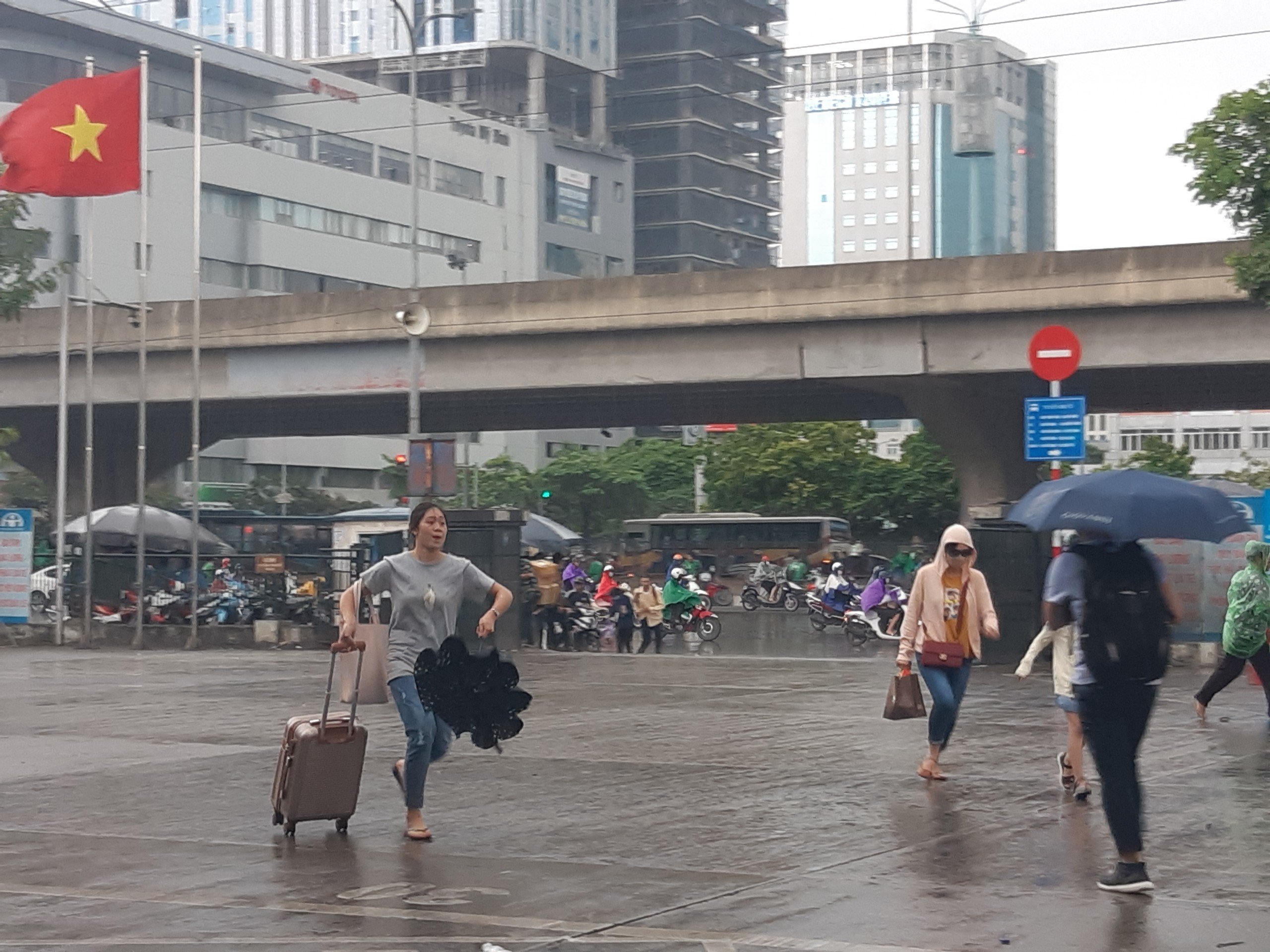 ha noi nguoi dan doi mua dong ve que nghi le 29