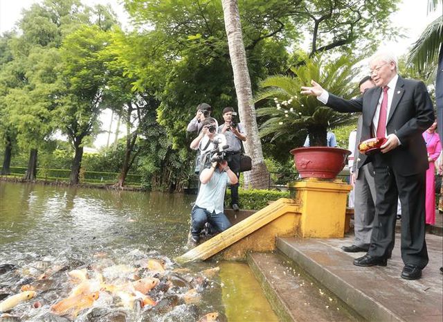 Tổng Bí thư, Chủ tịch nước dâng hương tưởng niệm Chủ tịch Hồ Chí Minh tong bi thu chu tich nuoc dang huong tuong niem chu tich ho chi minh