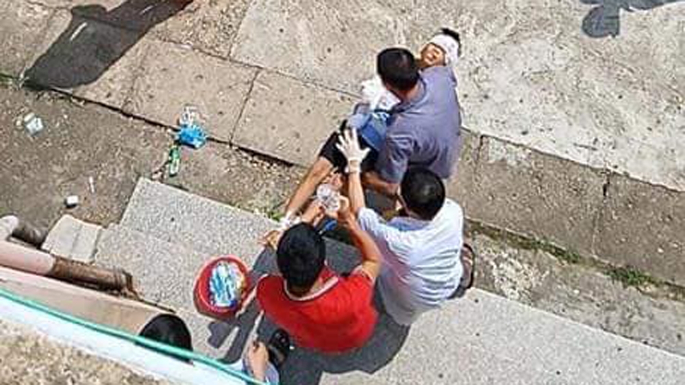 dang ngu be trai 10 tuoi bi bac ho vac dao chem dut lia tay