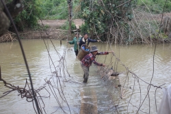 vuot cau muu sinh nguoi dan quang minh xuong suoi lam moi cho ha ba