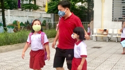 Phụ huynh, học sinh "liều" bám trụ bên nhà máy Rạng Đông
