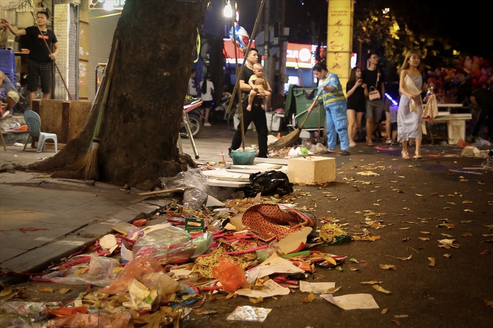 hau lung linh va chat cung nguoi dem trung thu ha noi lai ngap rac
