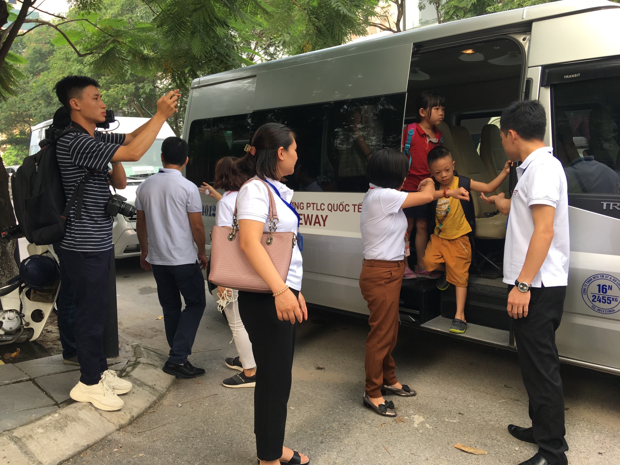 be 3 tuoi bi bo quen tren xe dua don o bac ninh bao cao cham nhat ngay 169