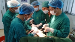 Cứu sống bệnh nhân bị chồng dùng dao đâm thấu ngực
