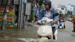 Triều cường đạt đỉnh, nhiều nơi ở TP.HCM ngập sâu gần 1,7m