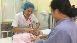 Mẹ tự uống nước lá lợi sữa, bé sơ sinh suy hô hấp cấp