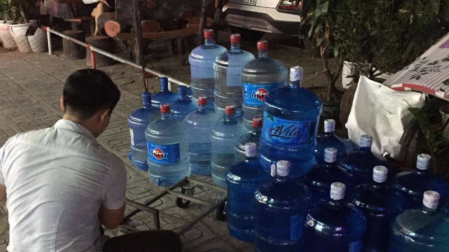 Nước máy có mùi lạ, cư dân Linh Đàm đổ xô đi mua nước bình