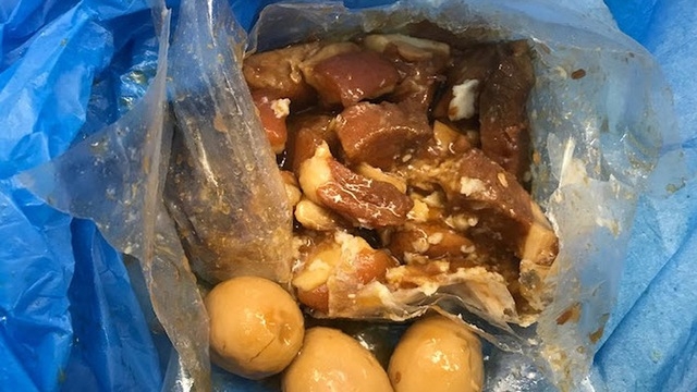 khach viet bi truc xuat cam nhap canh 3 nam vi dem thit lon vao uc