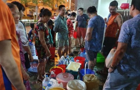 nuoc sach nhiem dau thai truong hoc phai chuyen sang dung nuoc binh