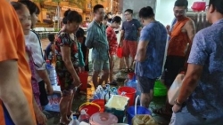 Nước sạch nhiễm dầu thải, trường học phải chuyển sang dùng nước bình