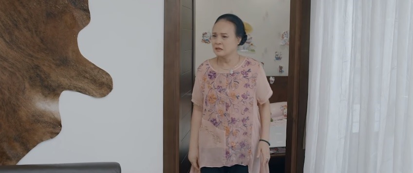 hoa hong tren nguc trai tap 23 be bong mat tich san khue ly hon trong nuoc mat