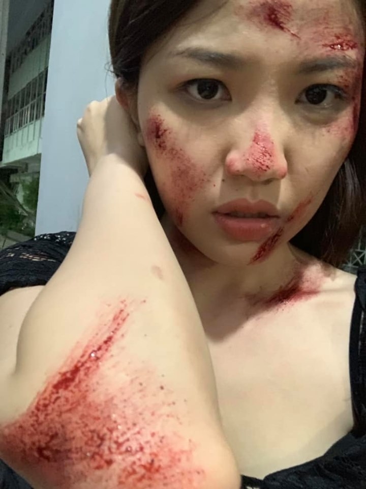 hoa hong tren nguc trai thai vao trai giam tra bi danh dap mat