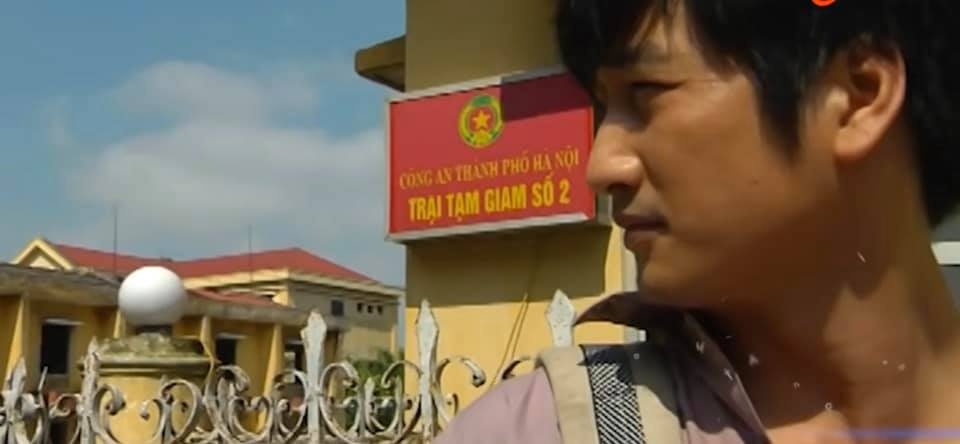 hoa hong tren nguc trai thai vao trai giam tra bi danh dap mat