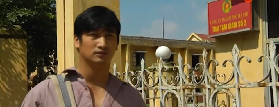 hoa hong tren nguc trai thai vao trai giam tra bi danh dap mat