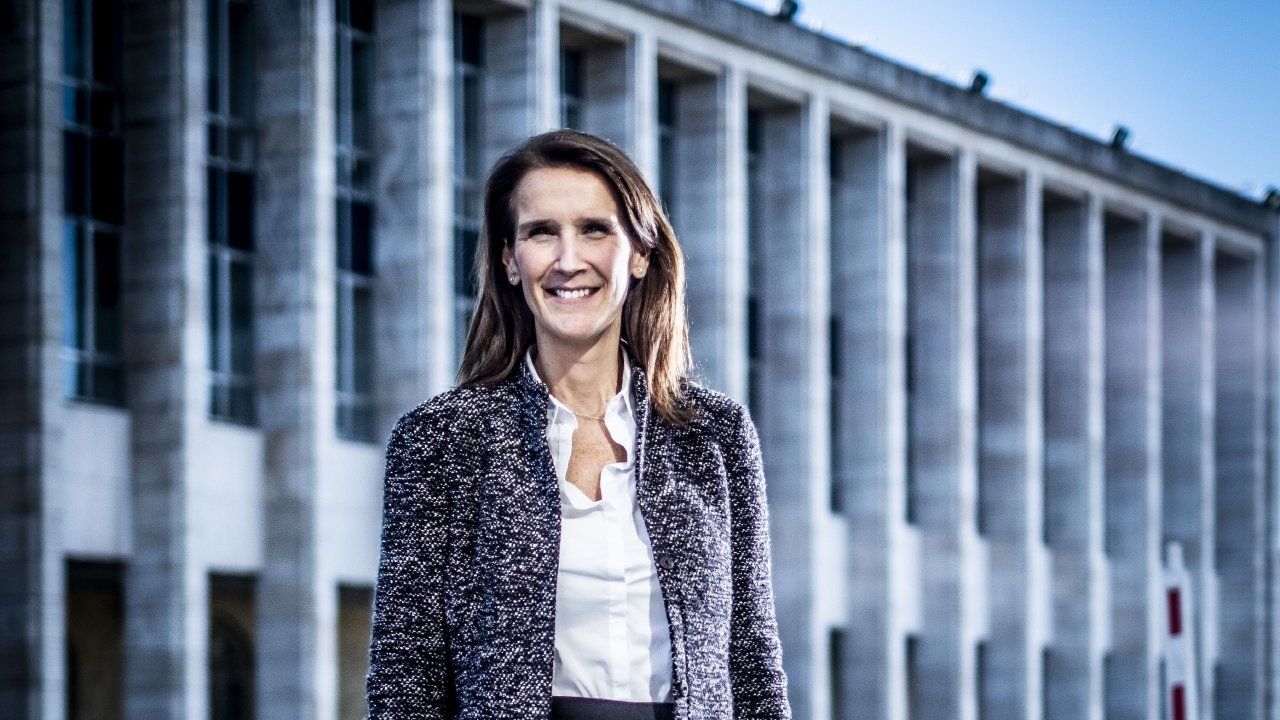 Chân dung bà Sophie Wilmes - nữ thủ tướng đầu tiên của Bỉ chan dung ba sophie wilmes nu thu tuong dau tien cua bi