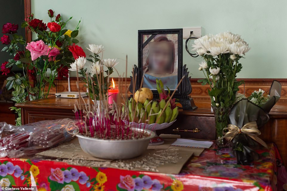 Vụ 39 người chết ở Anh: Nhiều gia đình lập bàn thờ, 24 người mất liên lạc vu 39 nguoi chet o anh nhieu gia dinh lap ban tho phung vieng