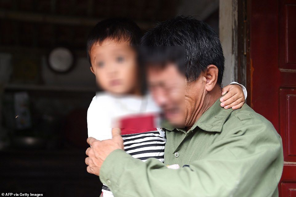 Vụ 39 người chết ở Anh: Nhiều gia đình lập bàn thờ, 24 người mất liên lạc vu 39 nguoi chet o anh nhieu gia dinh lap ban tho phung vieng