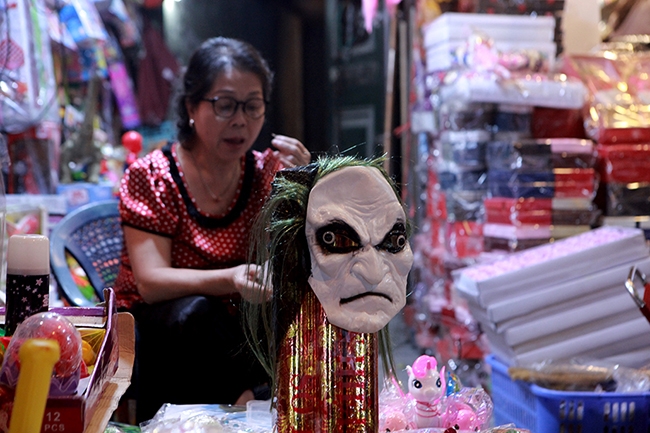 hoa trang halloween be 4 tuoi bi bong rop mat