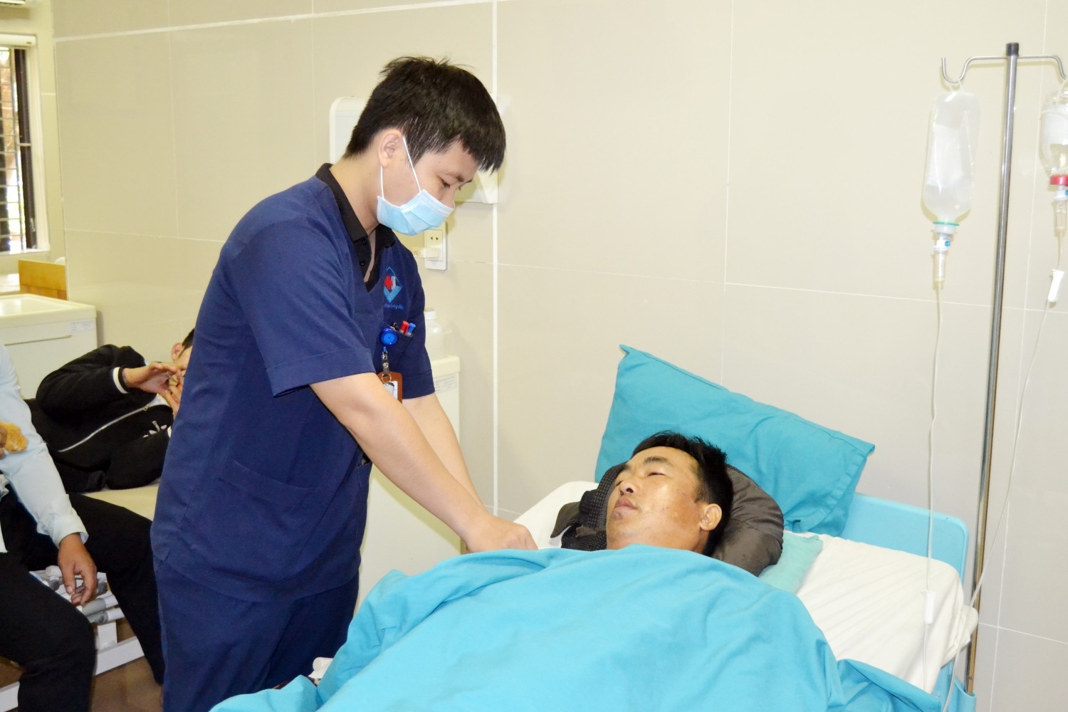roi tu tang 2 nguoi dan ong bi dinh dai 20cm dam xuyen vai