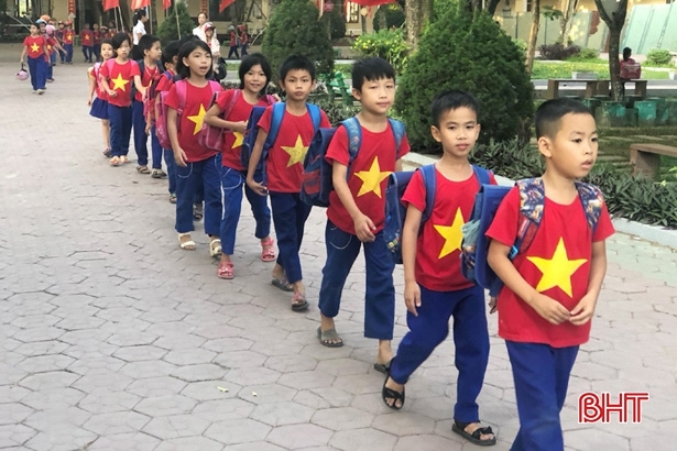 Ảnh: Phụ huynh Hà Tĩnh xếp xe thẳng tắp chờ đón con anh phu huynh ha tinh xep xe thang tap cho don con