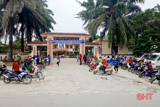 Ảnh: Phụ huynh Hà Tĩnh xếp xe thẳng tắp chờ đón con anh phu huynh ha tinh xep xe thang tap cho don con