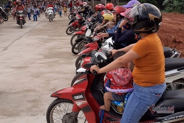 Ảnh: Phụ huynh Hà Tĩnh xếp xe thẳng tắp chờ đón con anh phu huynh ha tinh xep xe thang tap cho don con