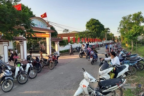 Ảnh: Phụ huynh Hà Tĩnh xếp xe thẳng tắp chờ đón con anh phu huynh ha tinh xep xe thang tap cho don con