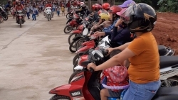 anh phu huynh ha tinh xep xe thang tap cho don con